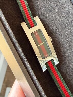 Vintage 100% Authentic Gucci, Skinny Band Watch, With Rectangular Silver Accent